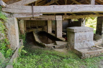 Lavoir à Escos dans le département 64 magnifique lavoir fontaine