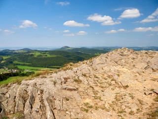 Die Wasserkuppe, der höchste Berg der Rhön und die Abtsrodaer Kuppe, Biosphärenreservat Rhön, Hessen, Deutschland.