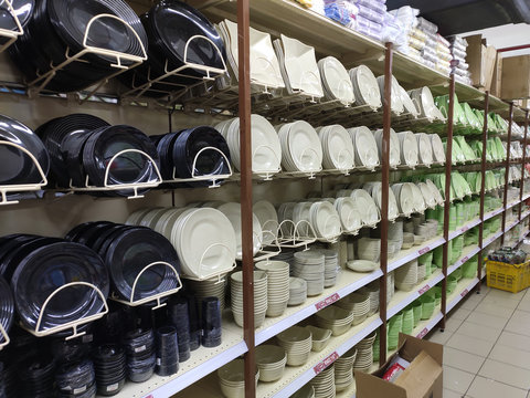Dishes and bowls are sold on shelves in a supermarket. Organized by category to facilitate customers.