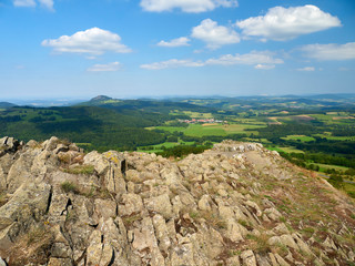 Die Wasserkuppe, der höchste Berg der Rhön und die Abtsrodaer Kuppe, Biosphärenreservat Rhön, Hessen, Deutschland.