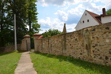 Fototapeta na wymiar Mury kamienne wokól kościoła we wsi Lipa, powiat jaworski, Polska