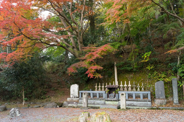 修善寺　十三士の墓と紅葉