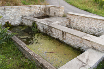 Lavoir à Jasses dans le département des Pyrénées Atlantique un lavoir à ciel ouvert