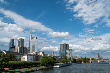 Obraz premium Sunny day in Frankfurt Main, Germany