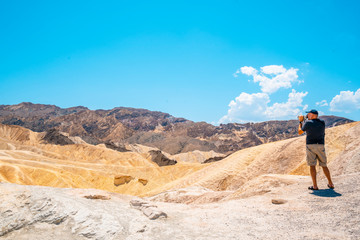 Death Valley, California / United States »; August 2019: A photographer photographing in the beautiful Zabriskre Point