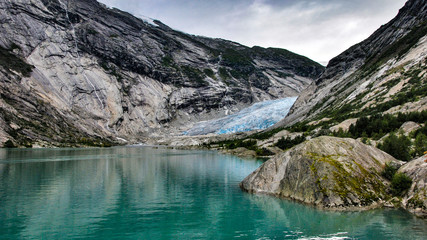 Fototapeta na wymiar Im blauen Eis des Nigardsbreen - Gletscherzunge in Norwegen - Panorama