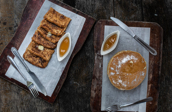 Desayuno Con Tostadas Francesas Y Hotcakes Al Estilo Americano. 