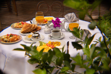 Desayuno de Hotel con café, huevos, fruta, tostadas, queso. Típico de Honduras.