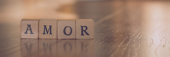 Imagen de dados de madera con un mensaje de amor escrito 