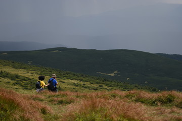 Fototapeta na wymiar Tourist standing on Carpathian Mountains overlooking the Goverla view