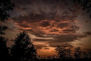Fototapeta dramatyczne kolorowe chmury o zachodzie słońca obraz