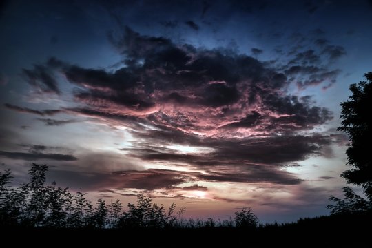 dramatyczne kolorowe chmury o zachodzie słońca
