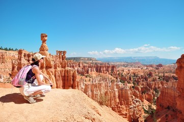 girl look out on the Bryce Canyon