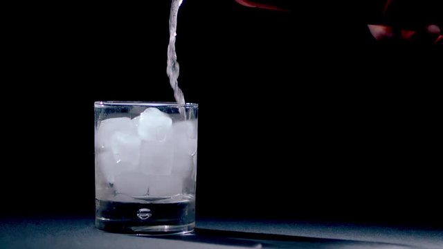 Saftglas mit Eisw&uuml;rfeln