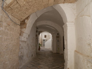 Polignano, white streets :  they slope down to the sea with balconies, wooden shutters and colorful flower boxes. On the walls there are handwritten phrases of celebrities.