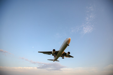 大阪空港に着陸する飛行機