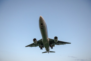 大阪空港に着陸する飛行機