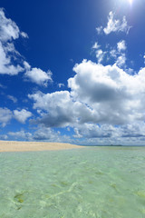 美しい沖縄の青い海