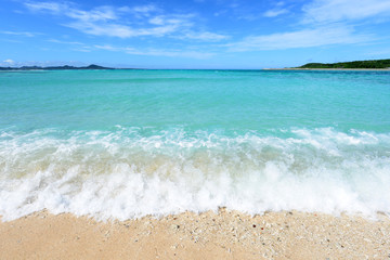 美しい沖縄の青い海