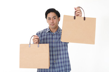 買い物袋を持つ若い男性