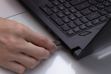 hand plug flash memory in the laptop