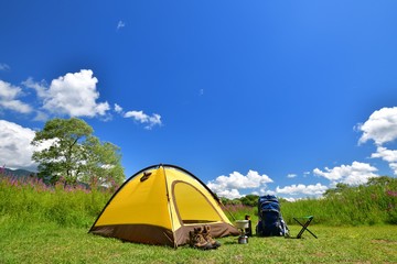 夏の高原・湖畔のキャンプ