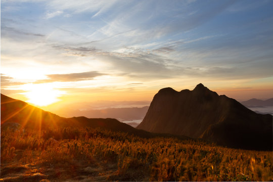 Sunrise behind Caratuva peak with Paran&aacute; peak in center. Picure taken from Itapiroca peak.