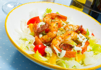 Fototapeta na wymiar Seafood salad with shrimps, lettuce leaf, tomatoes and lemon