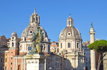 Fototapeta na wymiar Edificios antiguos (Foro Romano) en Roma Italia
