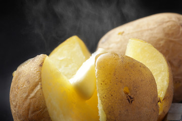 バターが乗った湯気が立つジャガイモバター