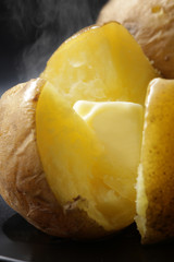 バターが乗った湯気が立つジャガイモバター