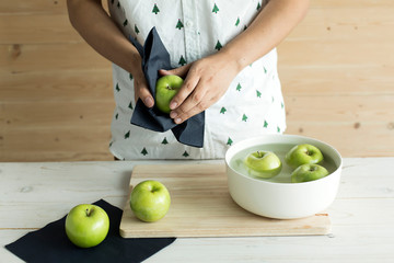 Obraz na płótnie Canvas Hand cleaning green apple