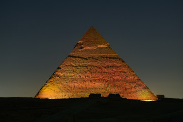 Fototapeta na wymiar La Pyramide de Khéphren éclairée de nuit