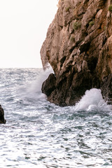 Naklejka premium waves crashing on the rocks