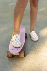 Front view of girl on skateboard © Freepik