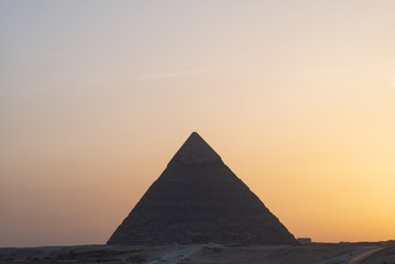 Obraz na płótnie Canvas La Pyramide de Khéphren au coucher de Soleil