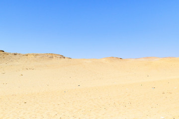 Le désert égyptien sous un ciel bleu