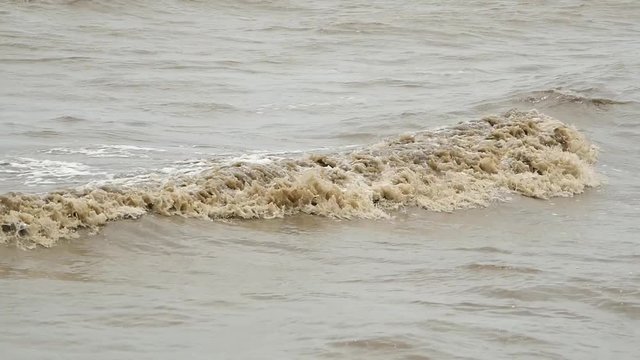 The waves in the sea are very dangerous, 180p/120fps