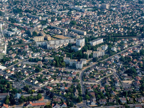 vue a&eacute;rienne de la ville de Conflans Sainte Honorine dans les Yvelines en France