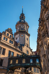 Residenzschloss mit Übergang zur Hofkirche und Blick auf den Hausmannsturm in Dresden