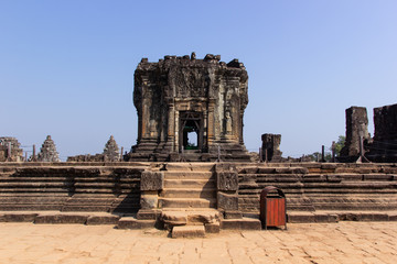 Naklejka premium Ruins of old Phnom Bakheng Temple in Angkor in Cambodia. The temple was constructed in the late 9th and early 10th century during the reign of the King Yasovarman I.