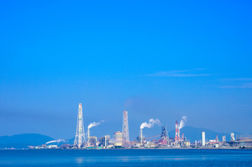 Obraz premium 夏の洞海湾を望む北九州工業地帯