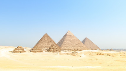 Fototapeta na wymiar Les célèbres pyramides de Gizeh alignées et le Caire