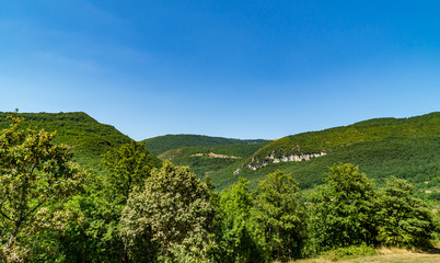 Fototapeta na wymiar Vista lungo il sentiero 168 Gola di Jana da Braccano