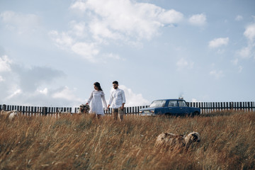 Obraz premium man and woman walking on a field