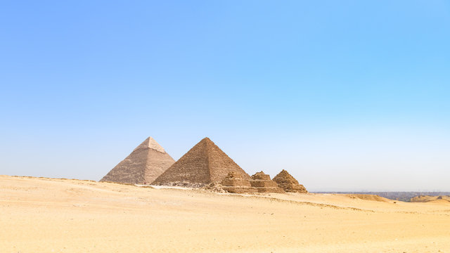 Les c&eacute;l&egrave;bres pyramides de Gizeh align&eacute;es et le Caire