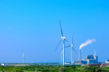 青空と緑と風力発電