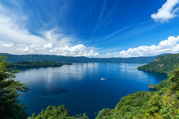 【青森県十和田湖】夏の十和田湖：瞰湖台から眺める十和田湖は開放的な大パノラマ