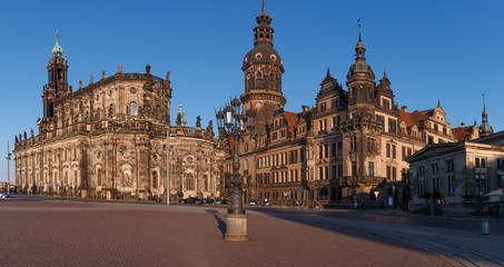 Fototapeta na wymiar Theaterplatz in Dresden mit Blick auf die Hofkirche und das Residenzschloss