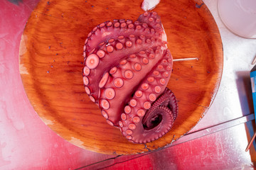 Tentáculos de pulpo cocido para su preparación al estilo a feira, Ourense. Galicia. España.